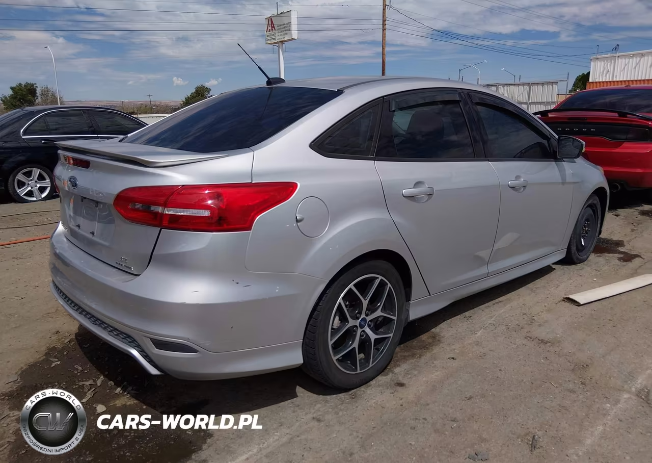 2015 Ford Focus Se VIN:1FADP3F22FL221586 - 4