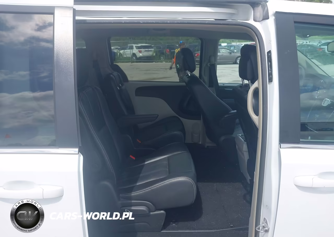 2016 Chrysler Town & Country Touring VIN:2C4RC1BG1GR198893 - 8