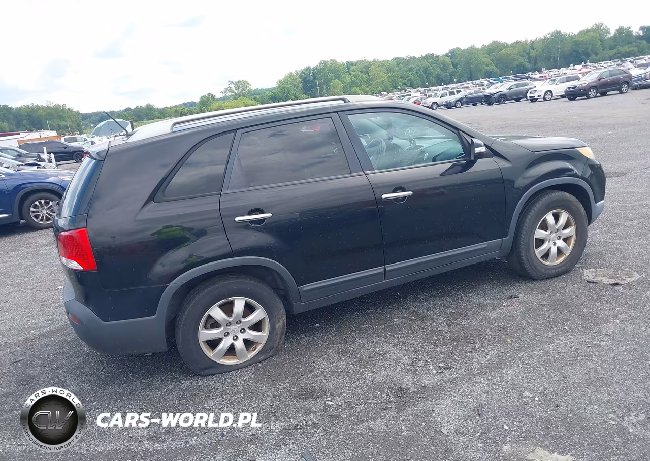 2011 Kia Sorento Lx VIN:5XYKT4A10BG127911 - 4