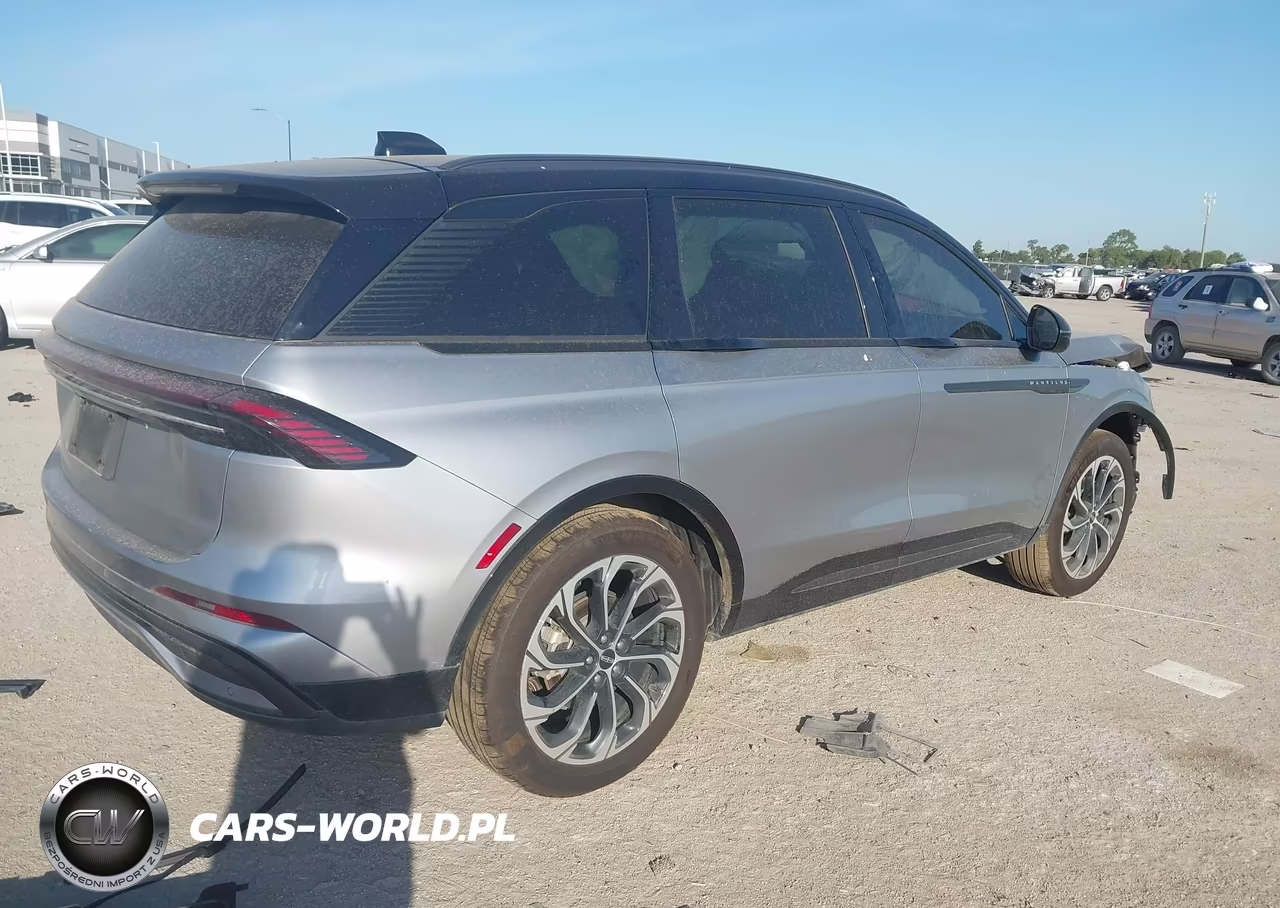 2025 Lincoln Nautilus Reserve VIN:5LMPJ8KA4SJ895515 - 4