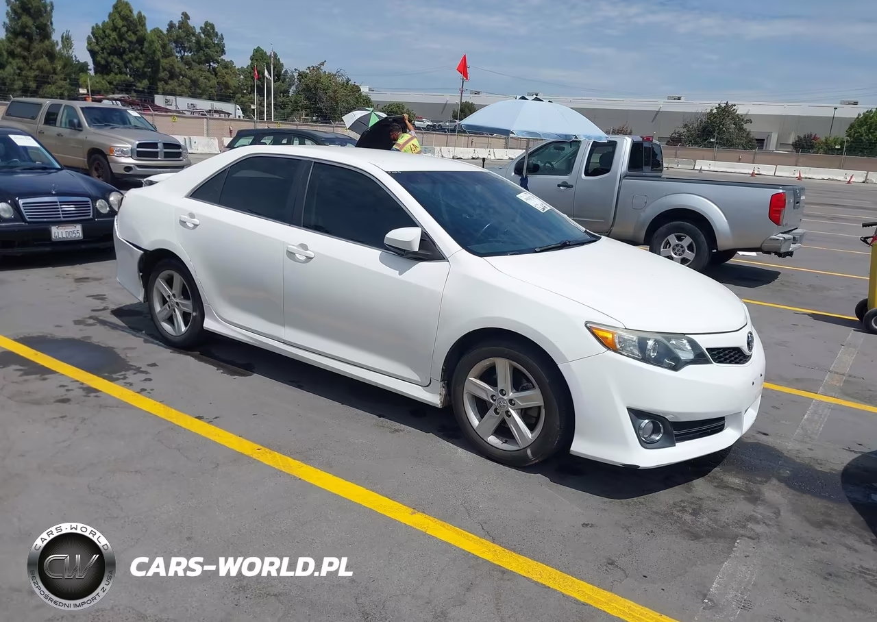 2014 Toyota Camry Se – zdjęcie 1 z 17