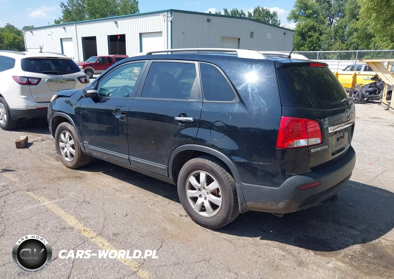 2011 Kia Sorento Lx VIN:5XYKTCA10BG143133 - 3