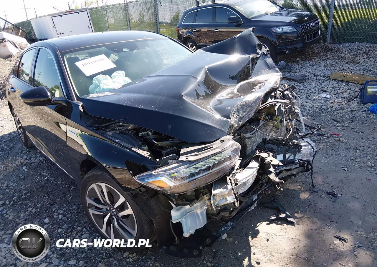 2018 Honda Accord Hybrid Touring VIN:1HGCV3F93JA014817 - 18