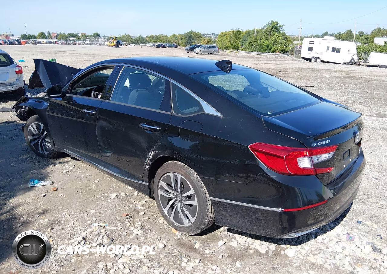 2018 Honda Accord Hybrid Touring VIN:1HGCV3F93JA014817 - 3