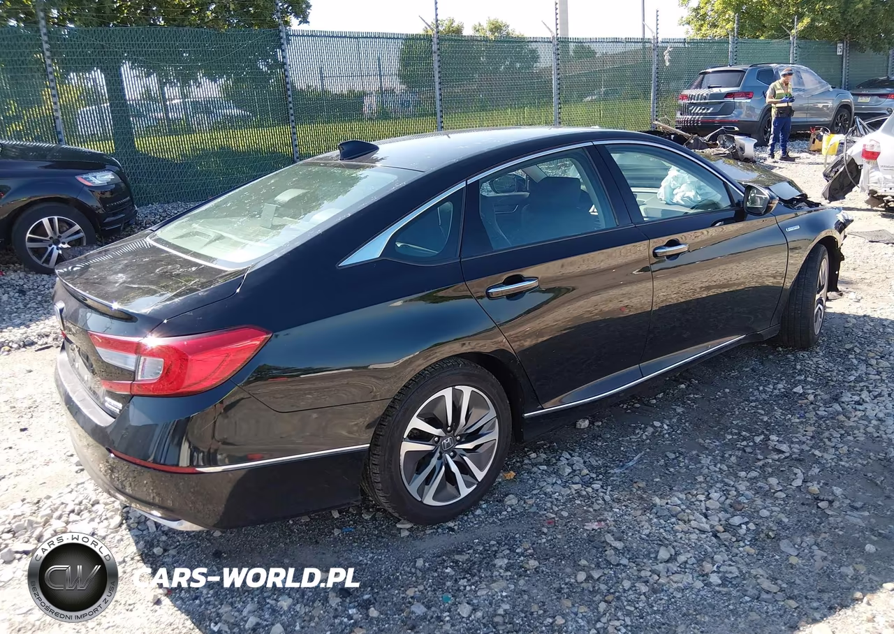 2018 Honda Accord Hybrid Touring VIN:1HGCV3F93JA014817 - 4