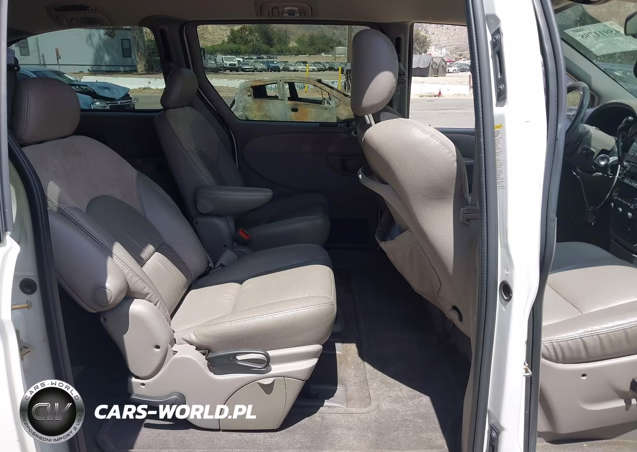2003 Chrysler Town & Country Limited VIN:2C8GP64L33R233820 - 8