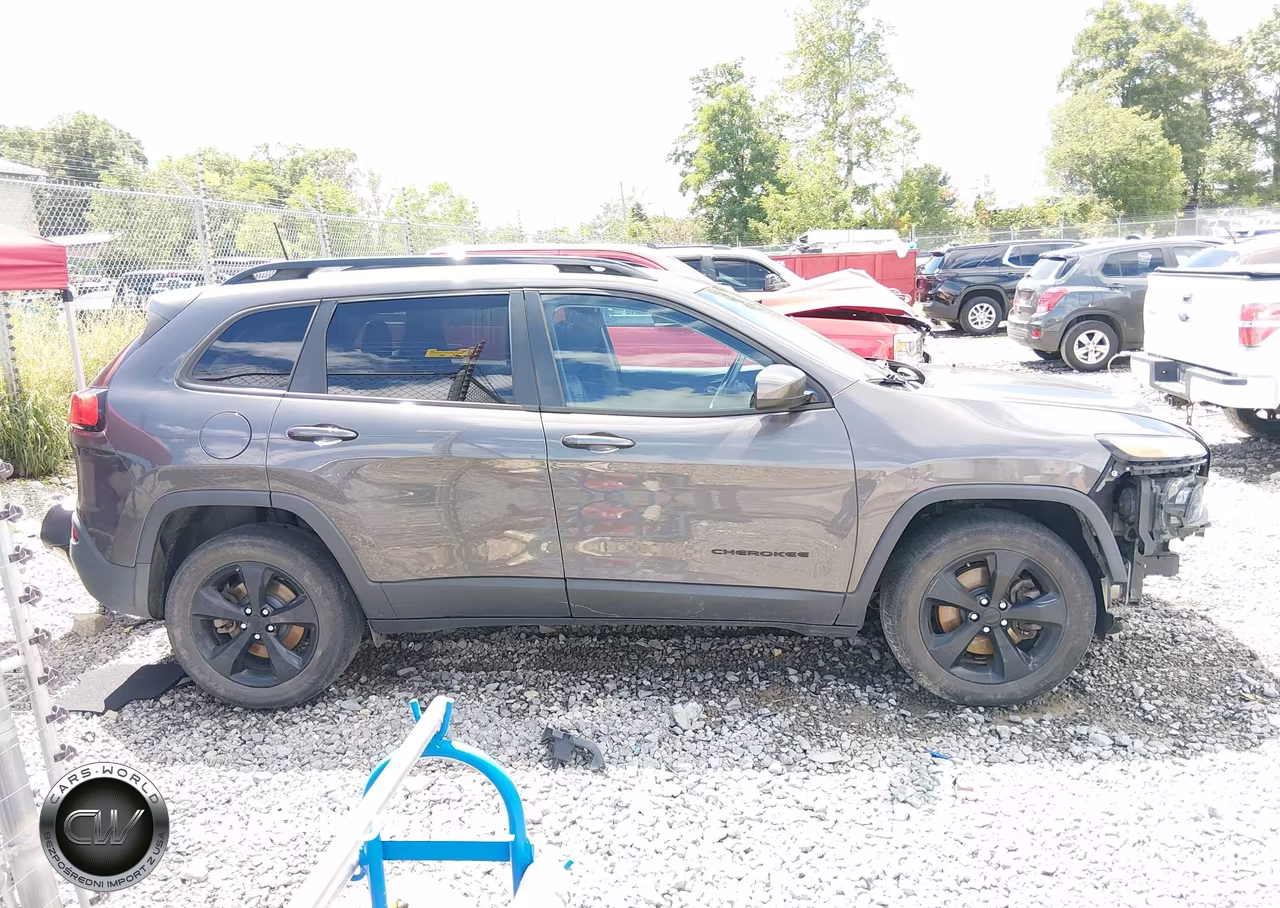 2018 Jeep Cherokee Latitude 4X4 VIN:1C4PJMCB1JD501733 - 14