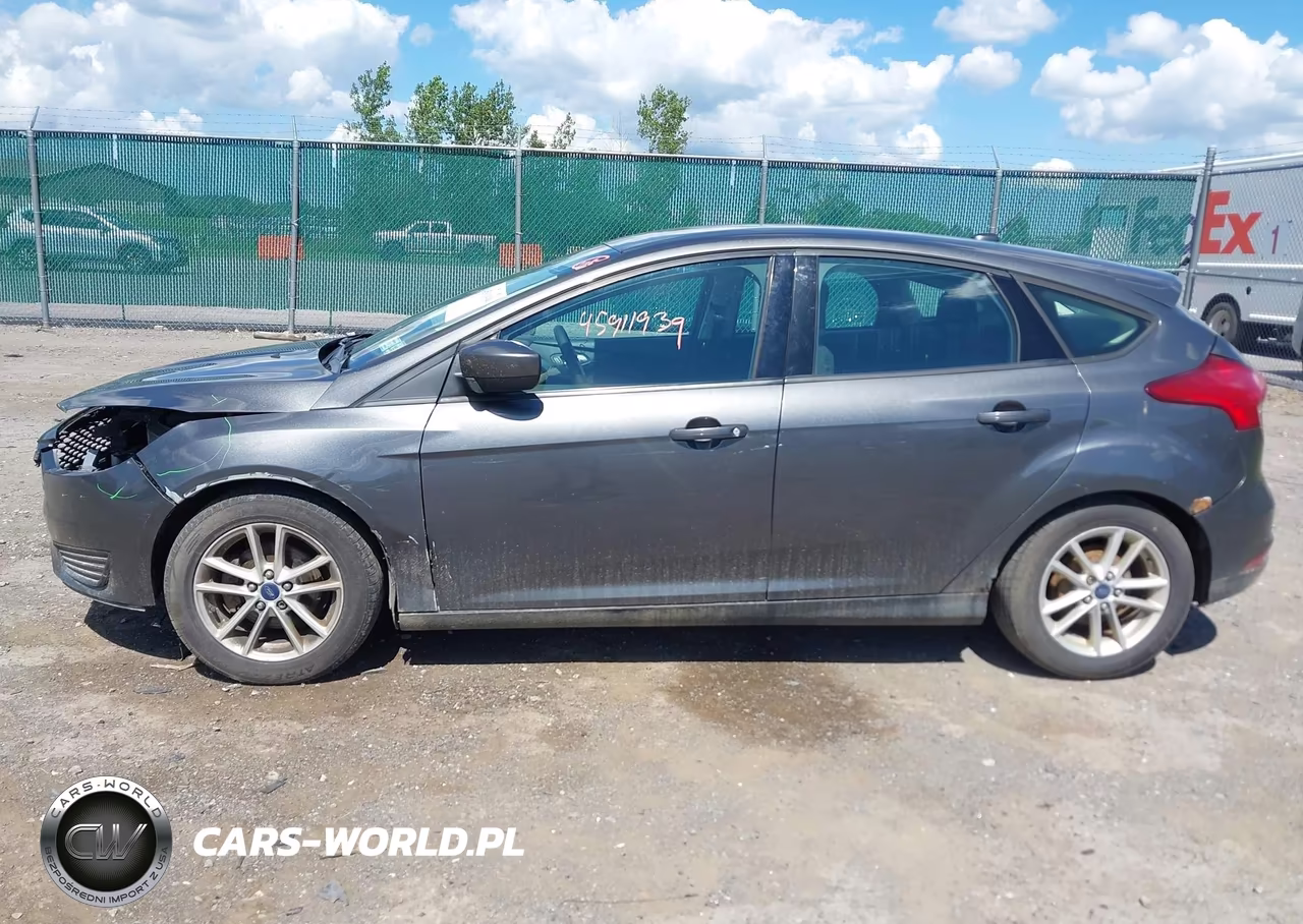 2018 Ford Focus Se VIN:1FADP3K21JL320432 - 14