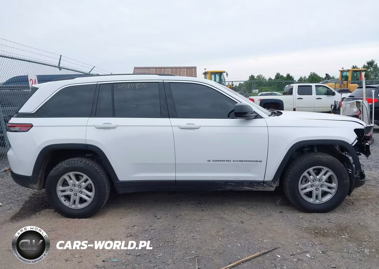2023 Jeep Grand Cherokee Laredo 4X4 VIN:1C4RJHAGXPC529186 - 14