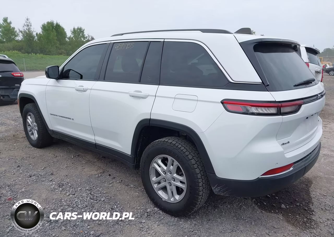2023 Jeep Grand Cherokee Laredo 4X4 VIN:1C4RJHAGXPC529186 - 3
