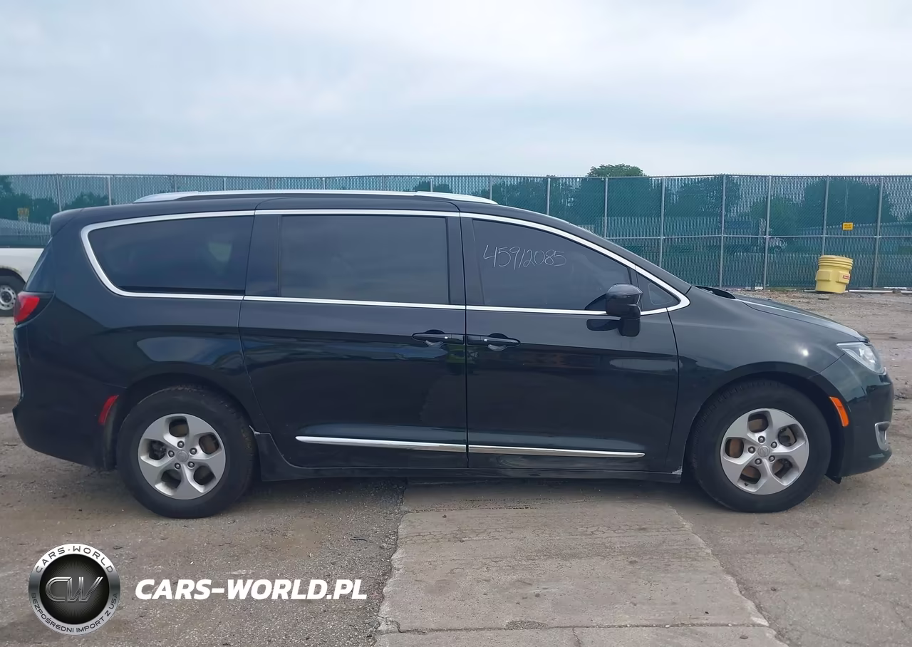 2017 Chrysler Pacifica Touring-L Plus VIN:2C4RC1EG8HR721517 - 13