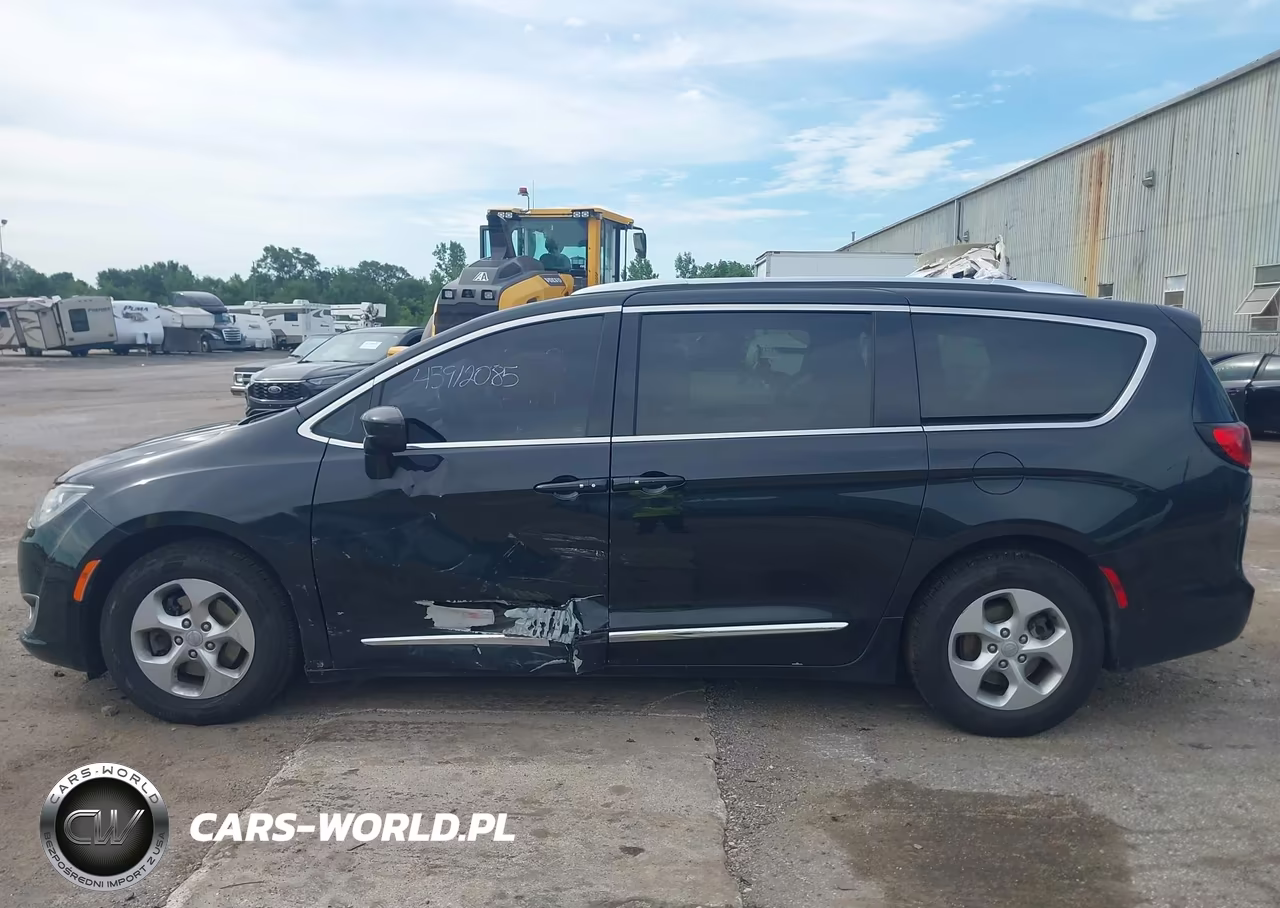 2017 Chrysler Pacifica Touring-L Plus VIN:2C4RC1EG8HR721517 - 14