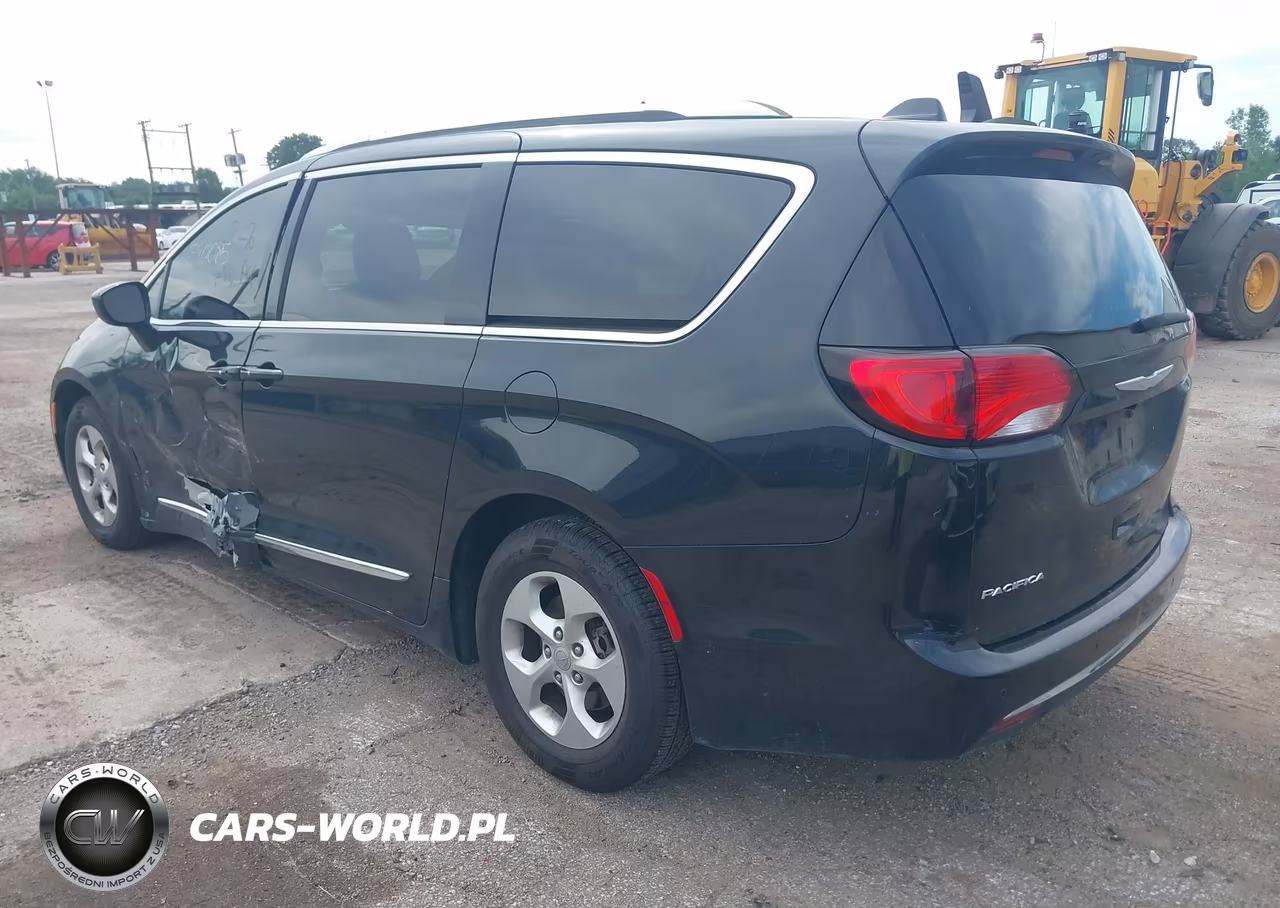 2017 Chrysler Pacifica Touring-L Plus VIN:2C4RC1EG8HR721517 - 3