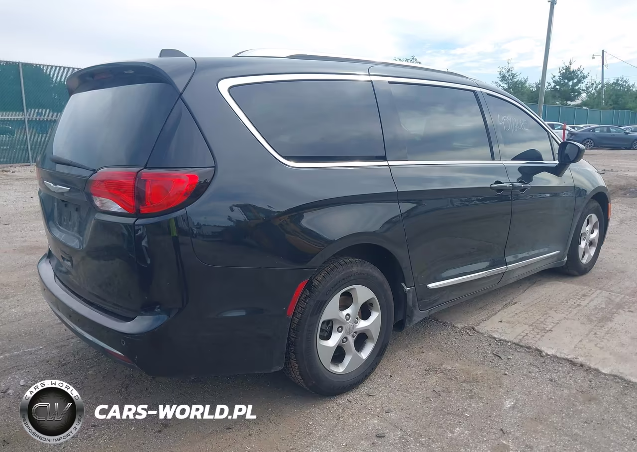 2017 Chrysler Pacifica Touring-L Plus VIN:2C4RC1EG8HR721517 - 4