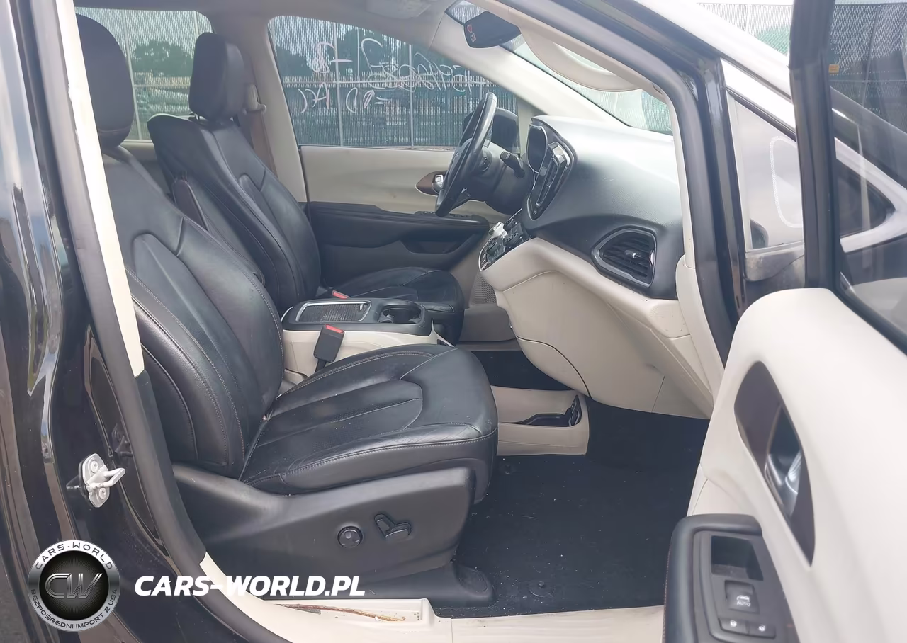 2017 Chrysler Pacifica Touring-L Plus VIN:2C4RC1EG8HR721517 - 5