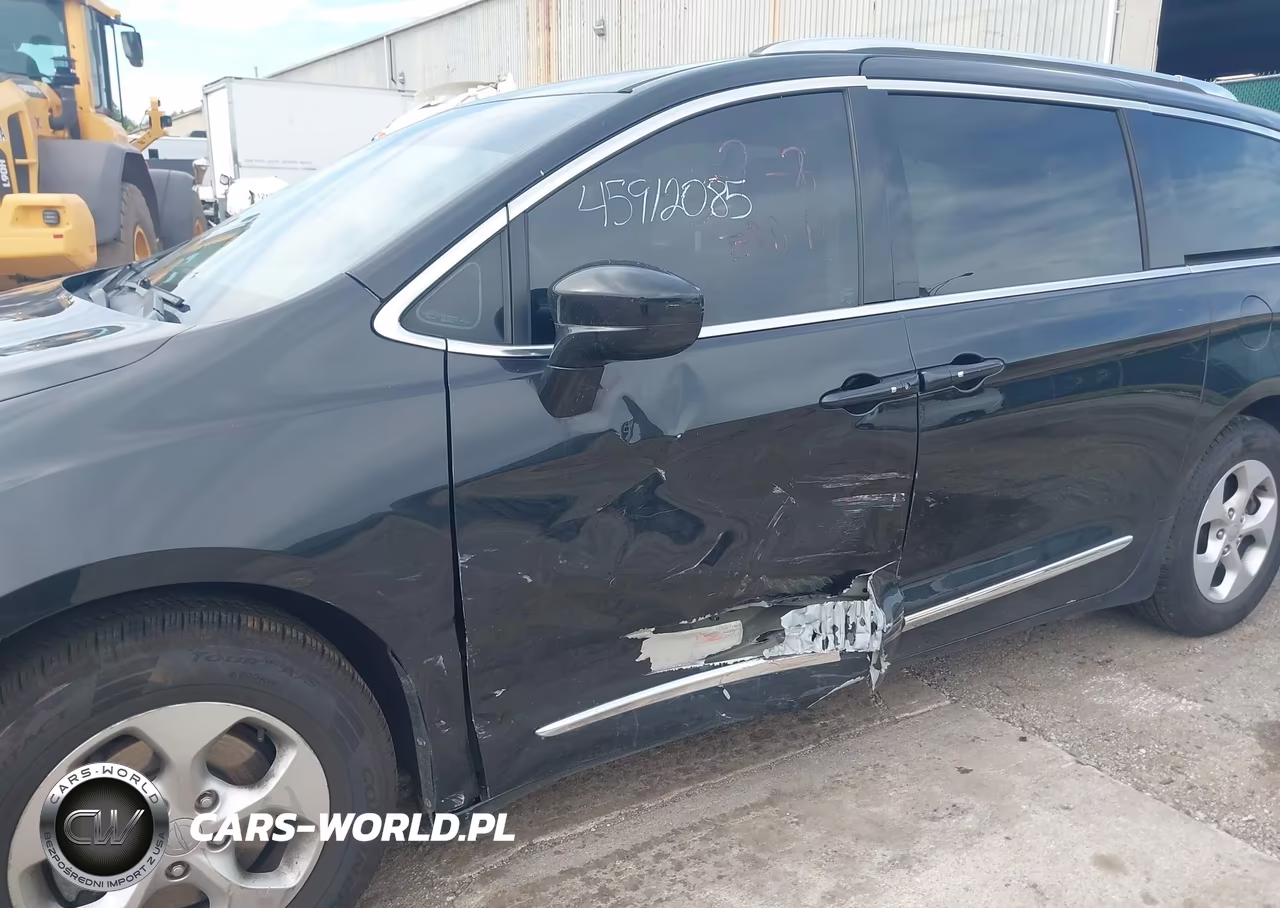 2017 Chrysler Pacifica Touring-L Plus VIN:2C4RC1EG8HR721517 - 6