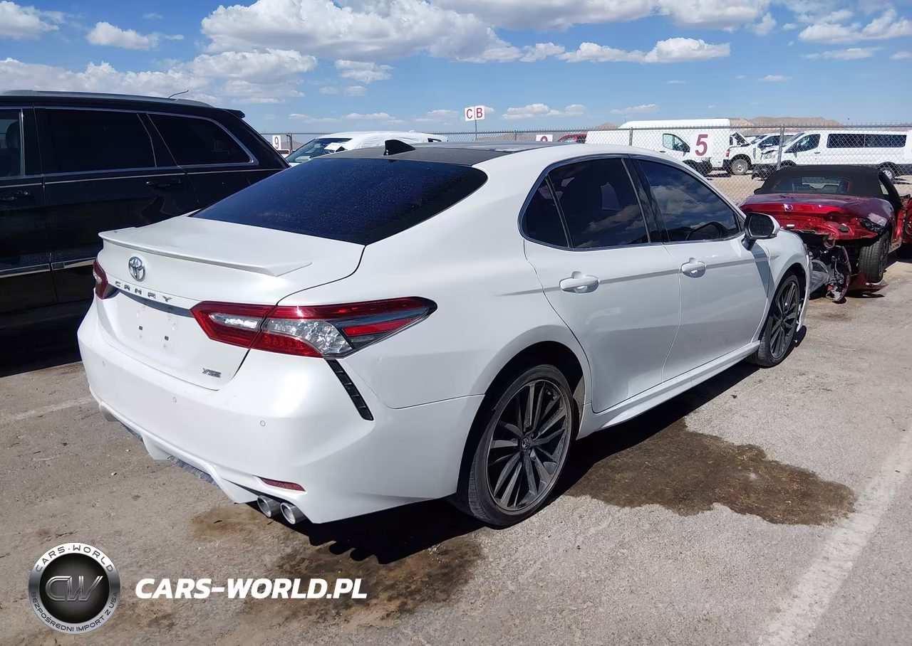 2018 Toyota Camry Xse VIN:4T1B61HK4JU071873 - 4