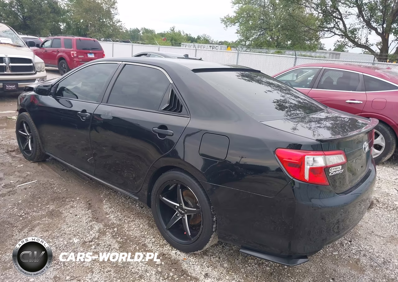 2014 Toyota Camry Le VIN:4T4BF1FKXER442324 - 3