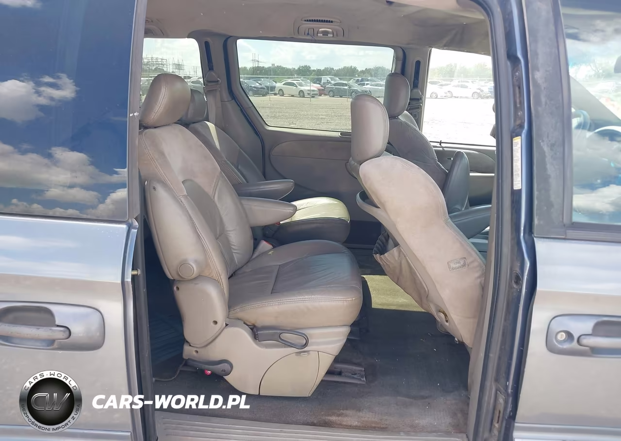 2001 Chrysler Town & Country Limited VIN:2C8GP64L21R341973 - 8