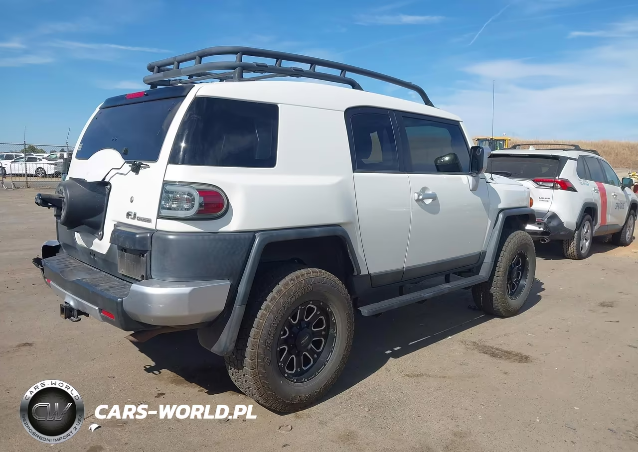 2013 Toyota Fj Cruiser VIN:JTEBU4BF0DK158558 - 4