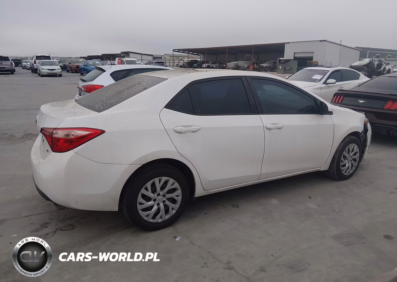 2018 Toyota Corolla Le VIN:5YFBURHE4JP797247 - 13