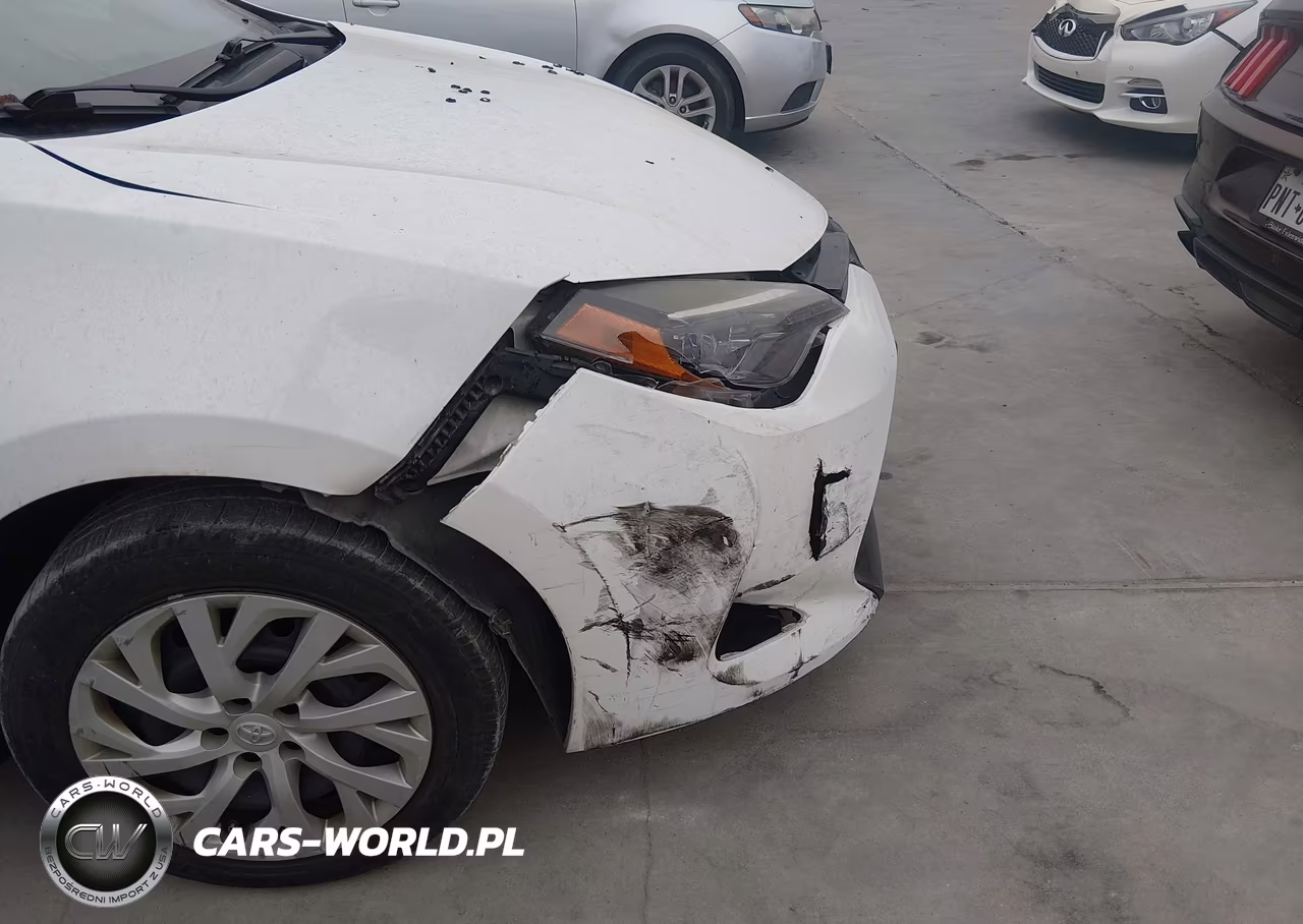 2018 Toyota Corolla Le VIN:5YFBURHE4JP797247 - 17