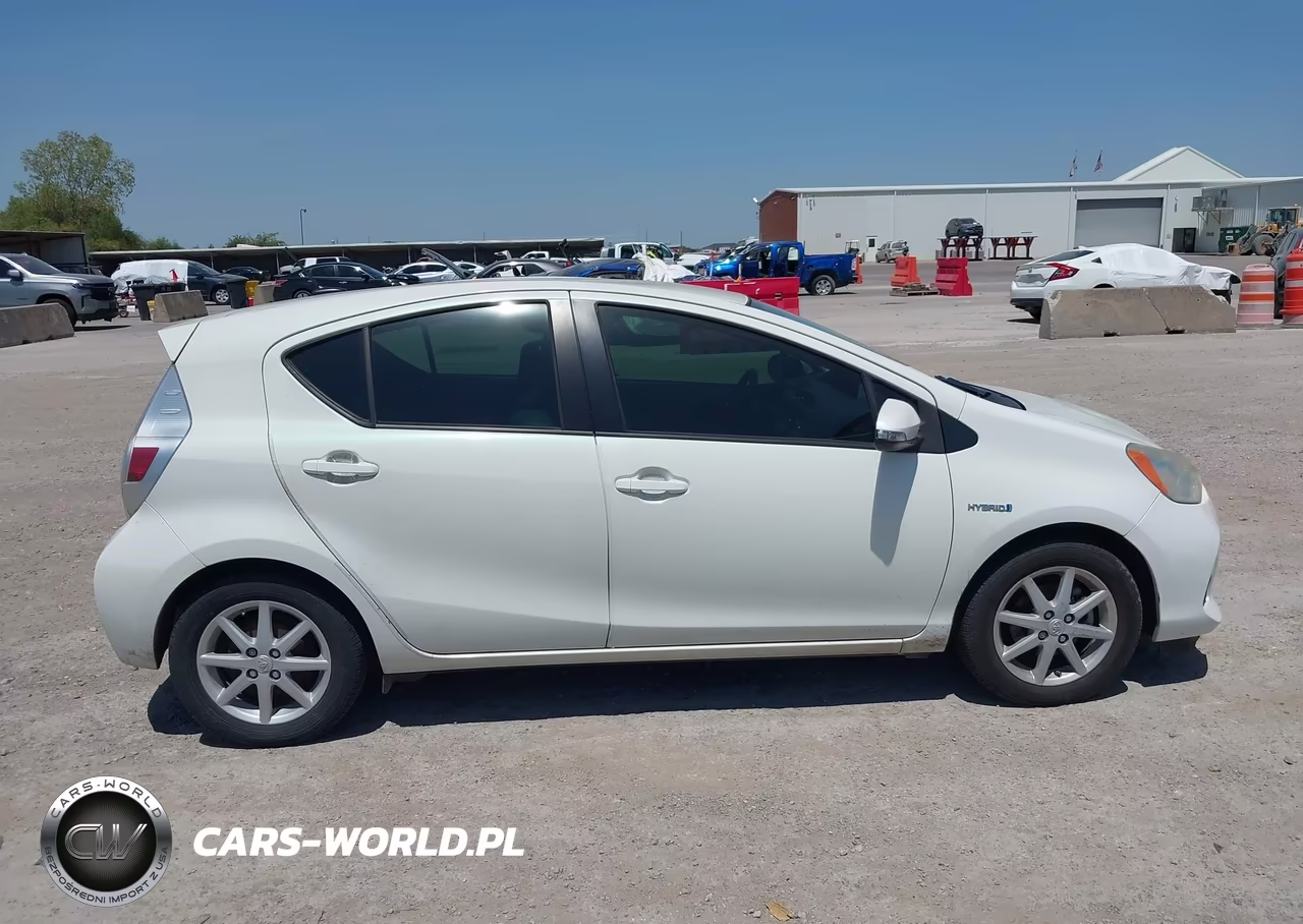 2013 Toyota Prius C Four VIN:JTDKDTB36D1056739 - 13