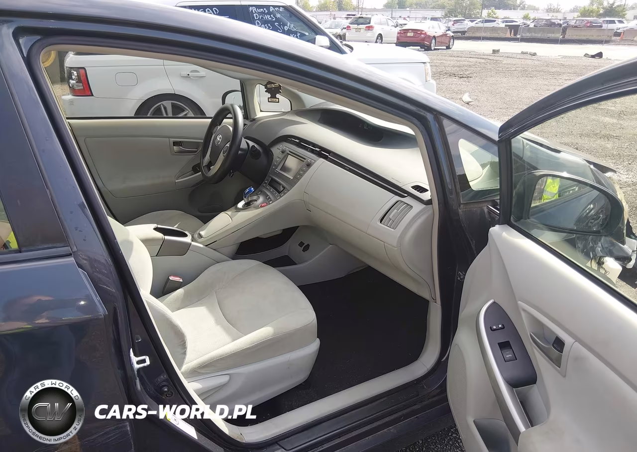 2014 Toyota Prius Two VIN:JTDKN3DU4E1770258 - 5