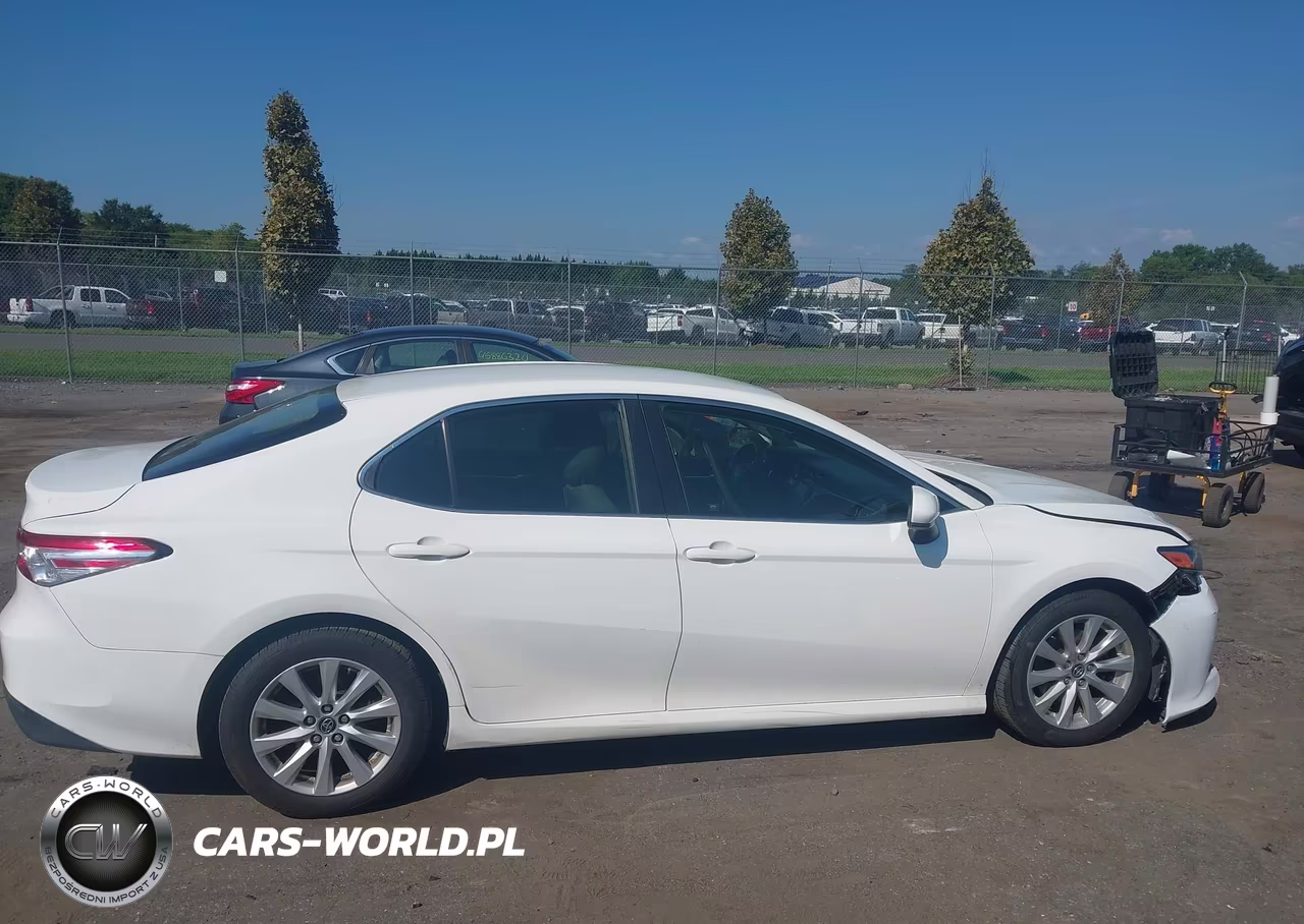 2018 Toyota Camry Le VIN:JTNB11HK8J3043093 - 13