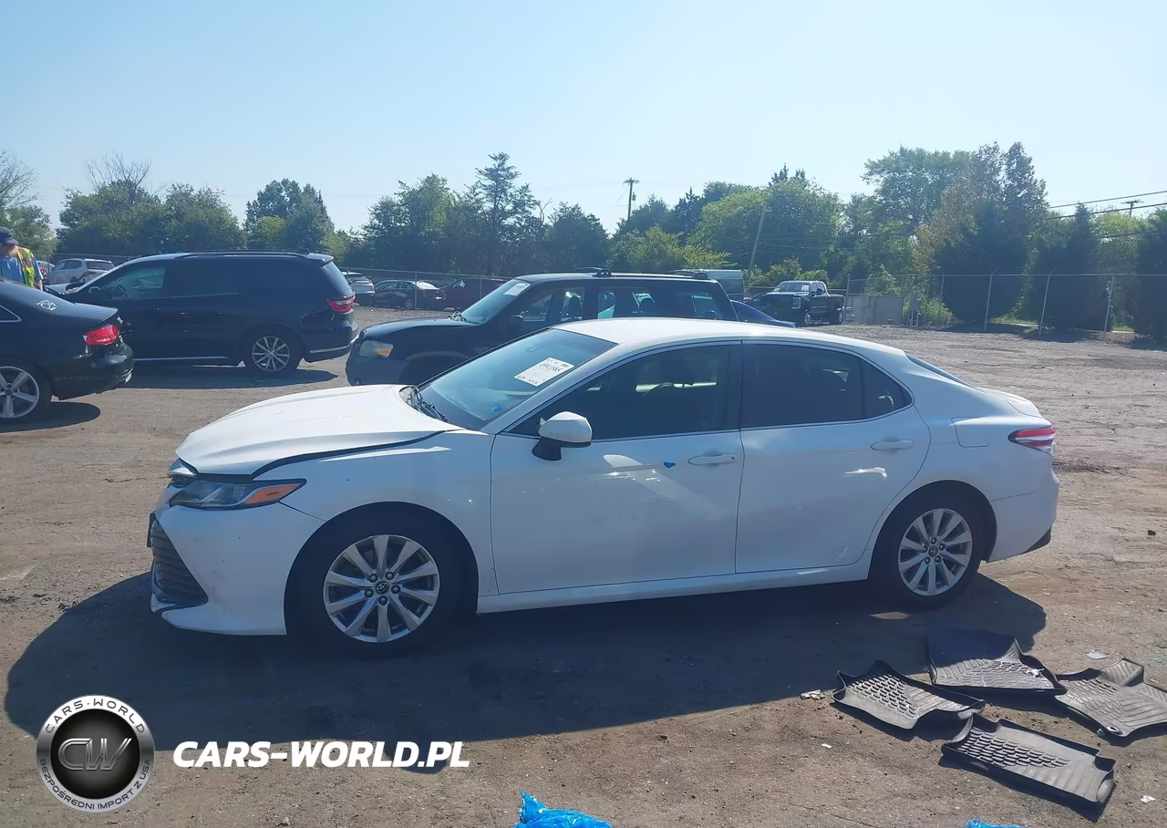 2018 Toyota Camry Le VIN:JTNB11HK8J3043093 - 14