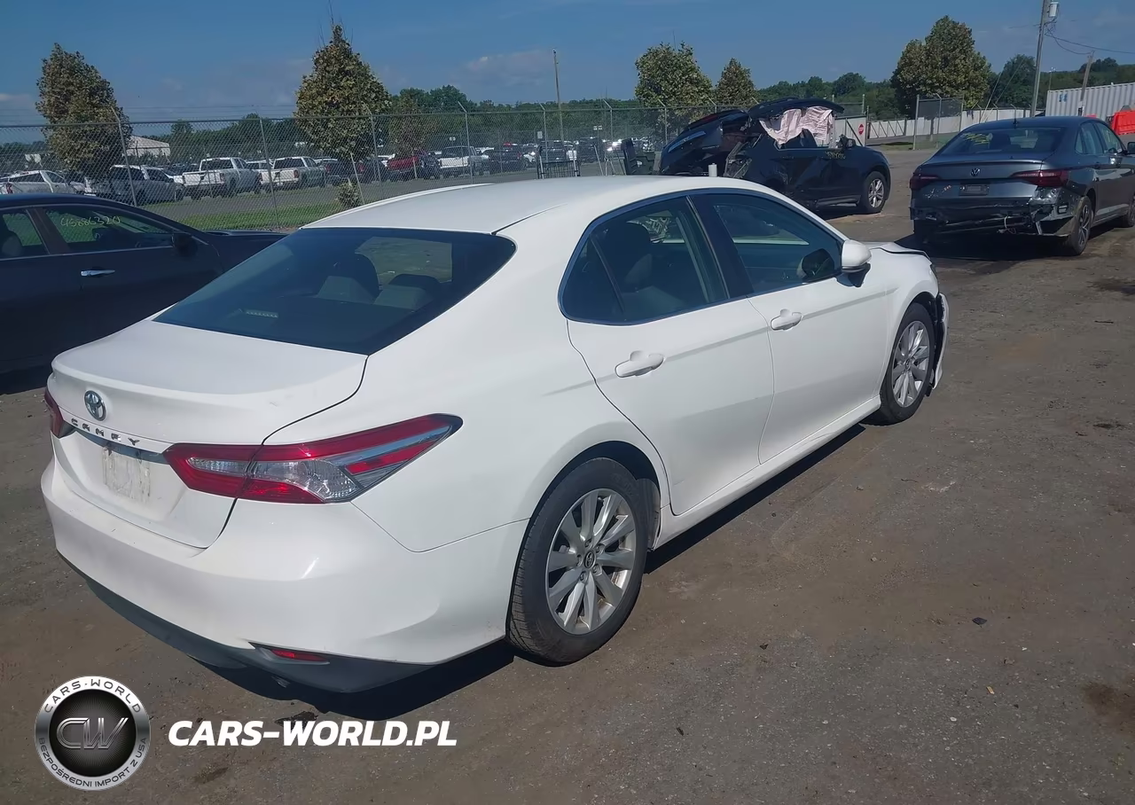 2018 Toyota Camry Le VIN:JTNB11HK8J3043093 - 4