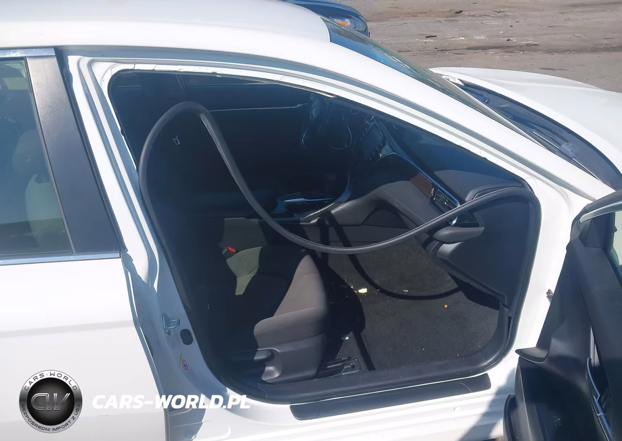 2018 Toyota Camry Le VIN:JTNB11HK8J3043093 - 5