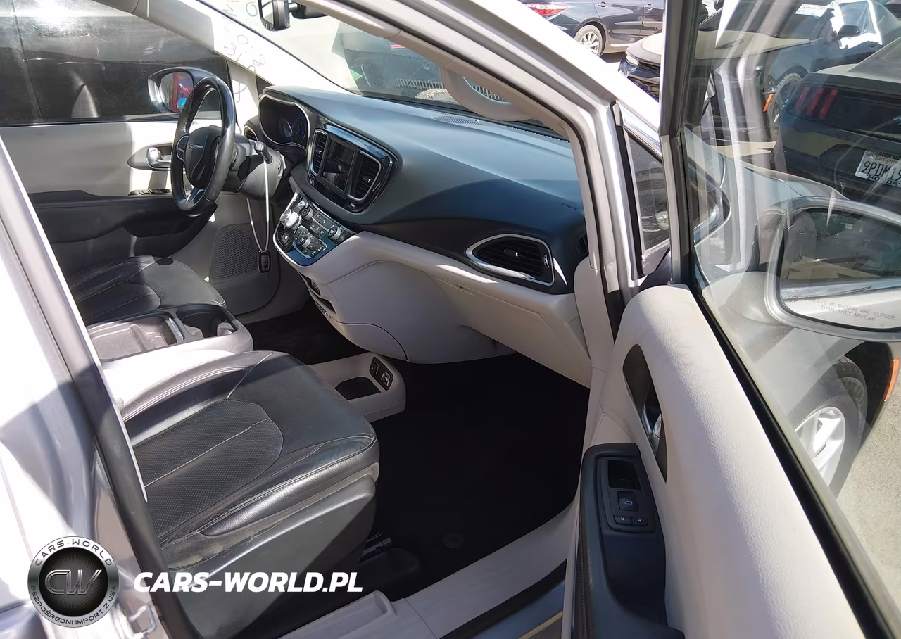 2020 Chrysler Pacifica Touring L VIN:2C4RC1BG7LR116109 - 5