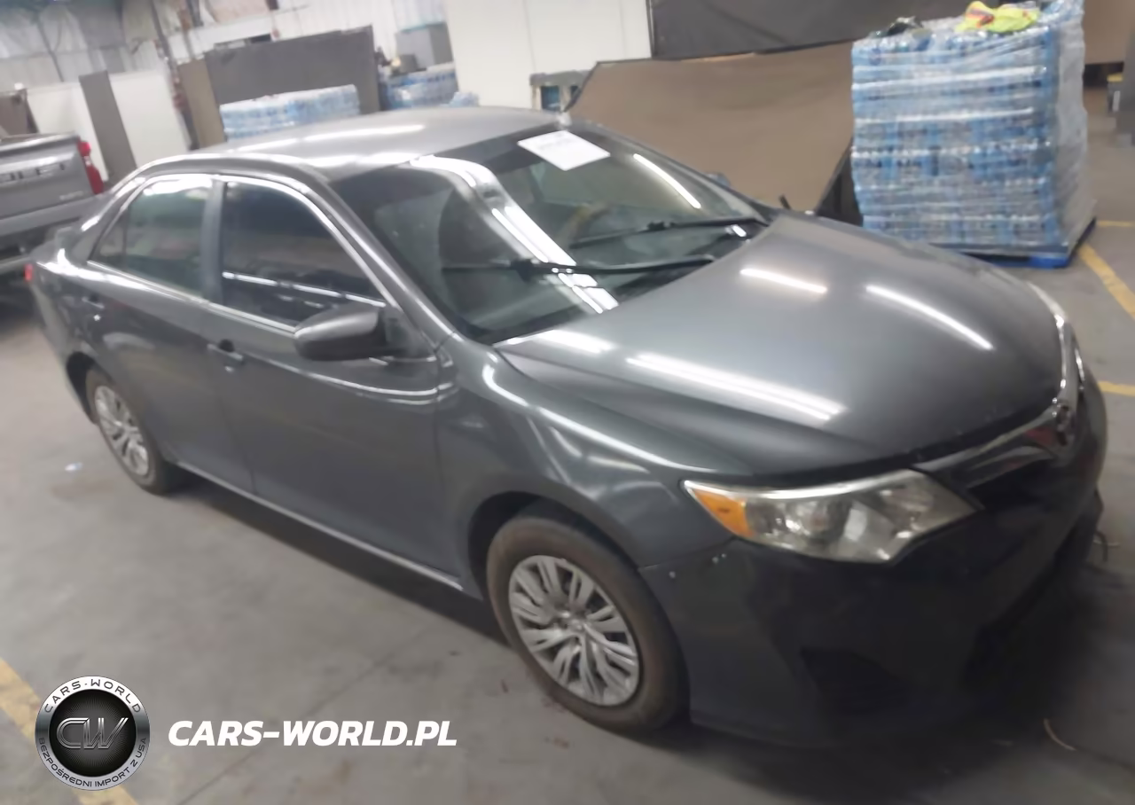 2013 Toyota Camry Le – zdjęcie 1 z 16