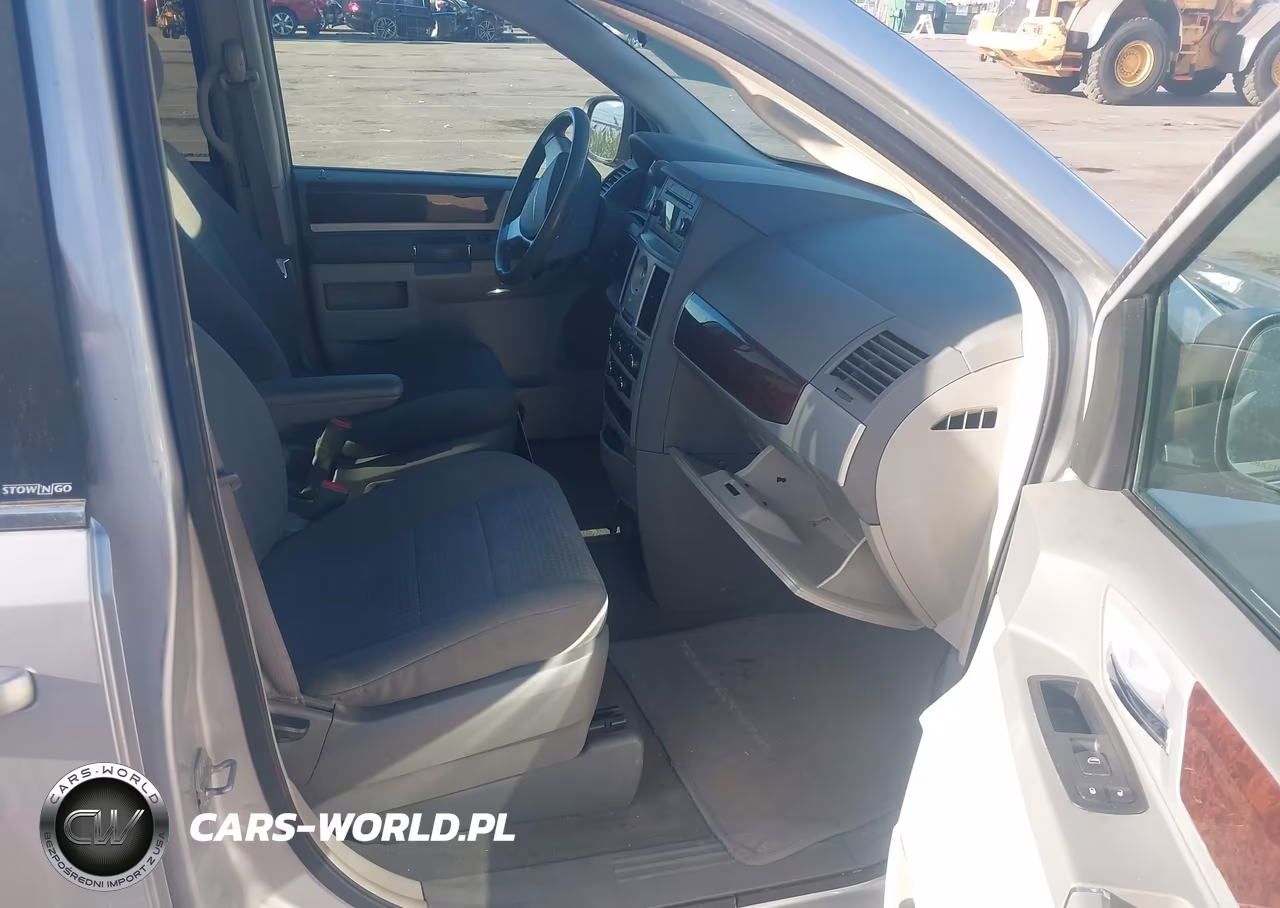 2010 Chrysler Town & Country Touring VIN:2A4RR5D11AR212811 - 5