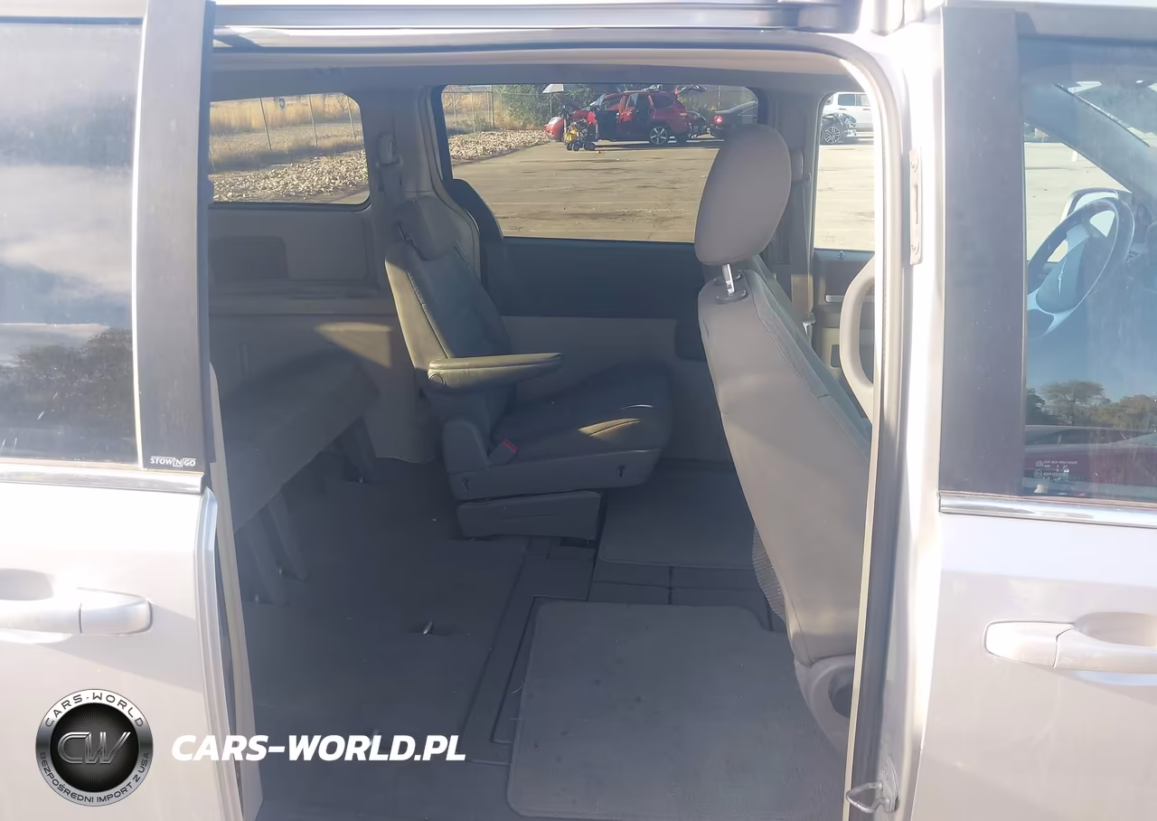 2010 Chrysler Town & Country Touring VIN:2A4RR5D11AR212811 - 8