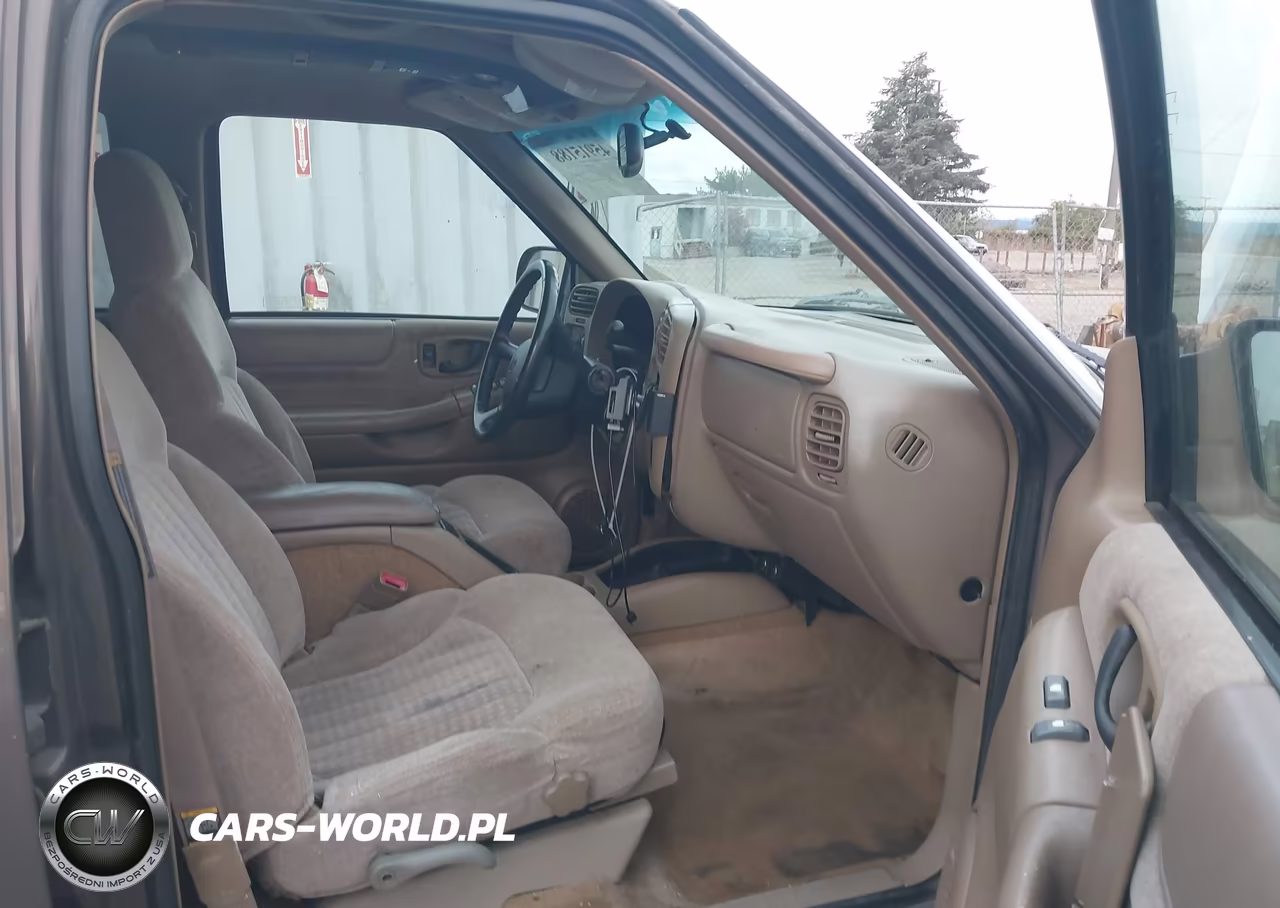 1999 Chevrolet Blazer Ls VIN:1GNDT13W3X2205557 - 5