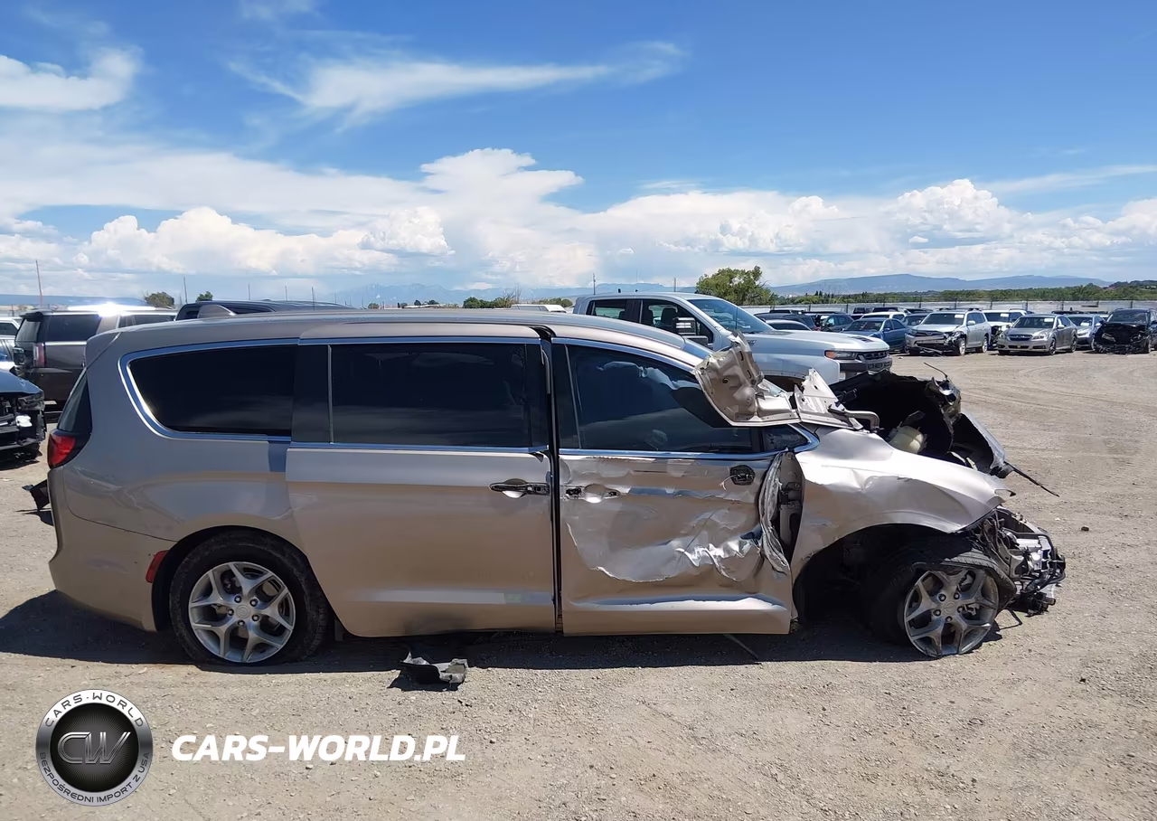 2018 Chrysler Pacifica Touring Plus VIN:2C4RC1FG8JR293033 - 14
