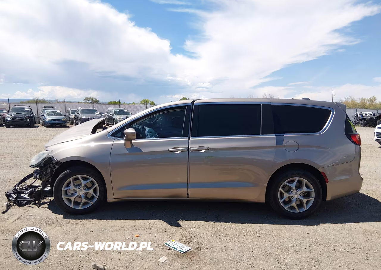 2018 Chrysler Pacifica Touring Plus VIN:2C4RC1FG8JR293033 - 15