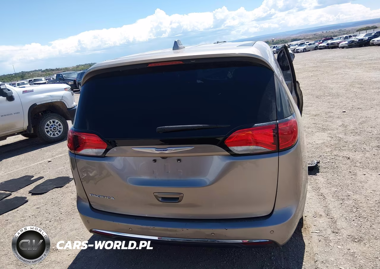 2018 Chrysler Pacifica Touring Plus VIN:2C4RC1FG8JR293033 - 17