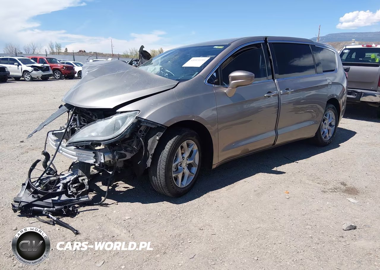 2018 Chrysler Pacifica Touring Plus VIN:2C4RC1FG8JR293033 - 2