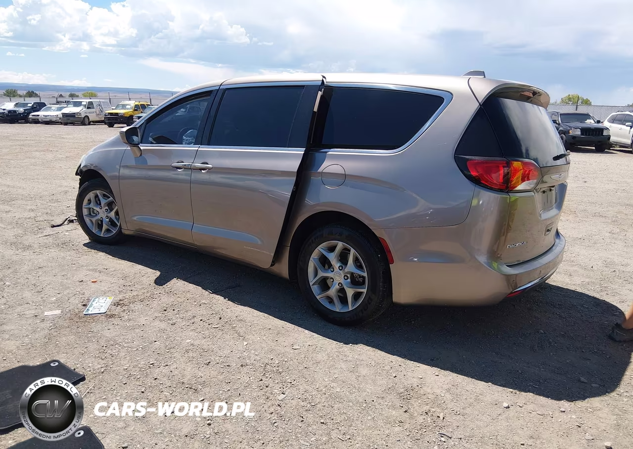 2018 Chrysler Pacifica Touring Plus VIN:2C4RC1FG8JR293033 - 3