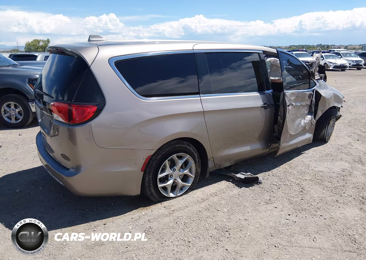 2018 Chrysler Pacifica Touring Plus VIN:2C4RC1FG8JR293033 - 4