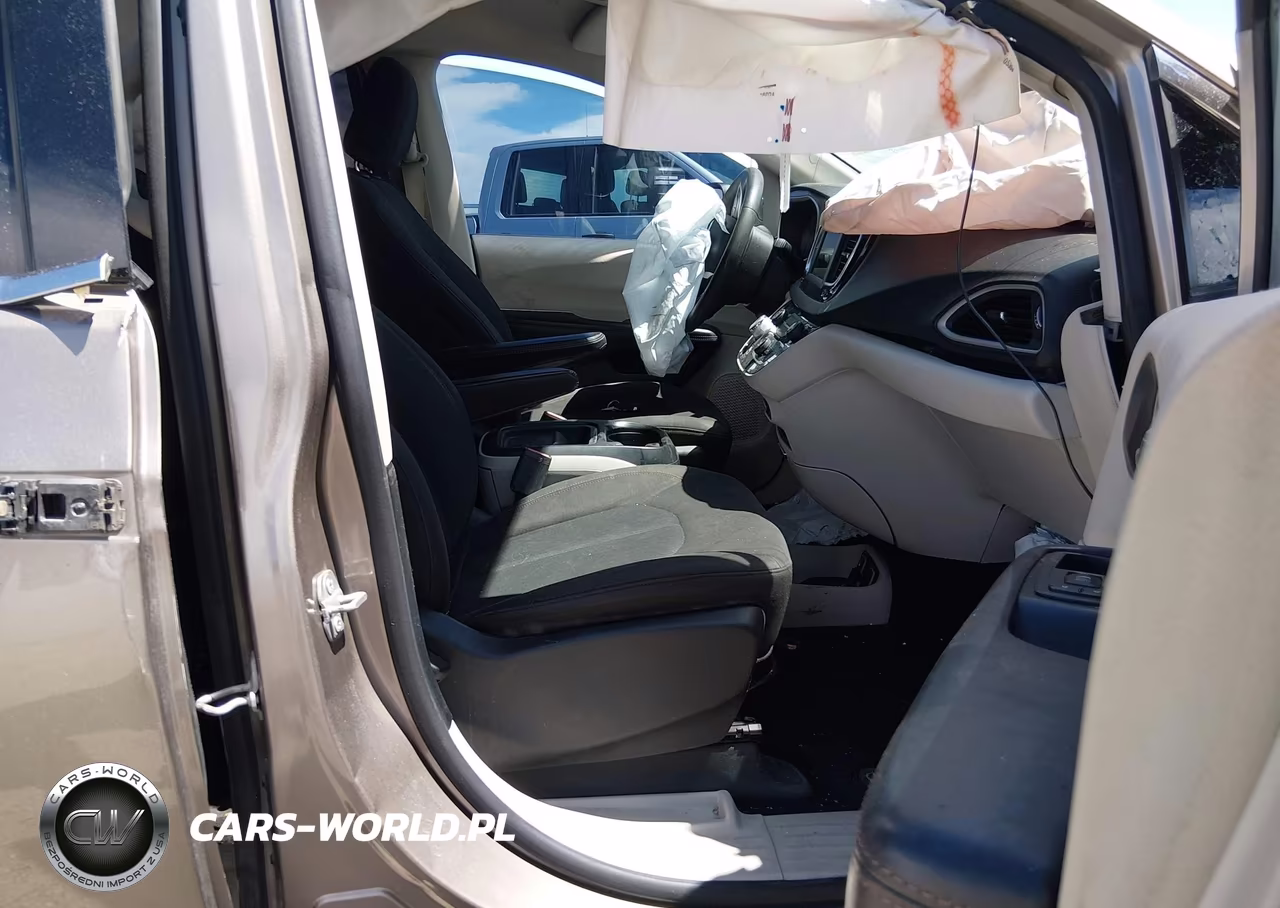 2018 Chrysler Pacifica Touring Plus VIN:2C4RC1FG8JR293033 - 5