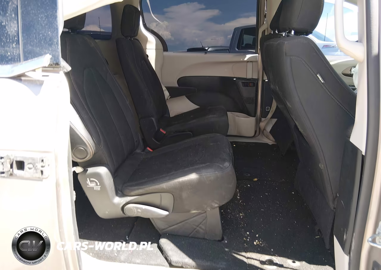 2018 Chrysler Pacifica Touring Plus VIN:2C4RC1FG8JR293033 - 8