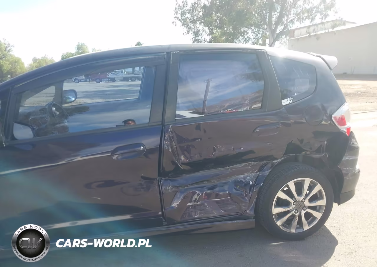 2013 Honda Fit Sport VIN:JHMGE8H52DC022566 - 18