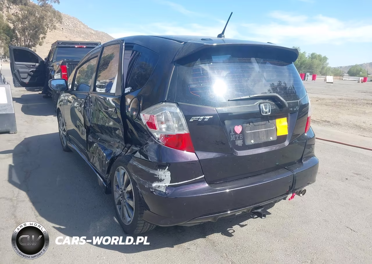 2013 Honda Fit Sport VIN:JHMGE8H52DC022566 - 3