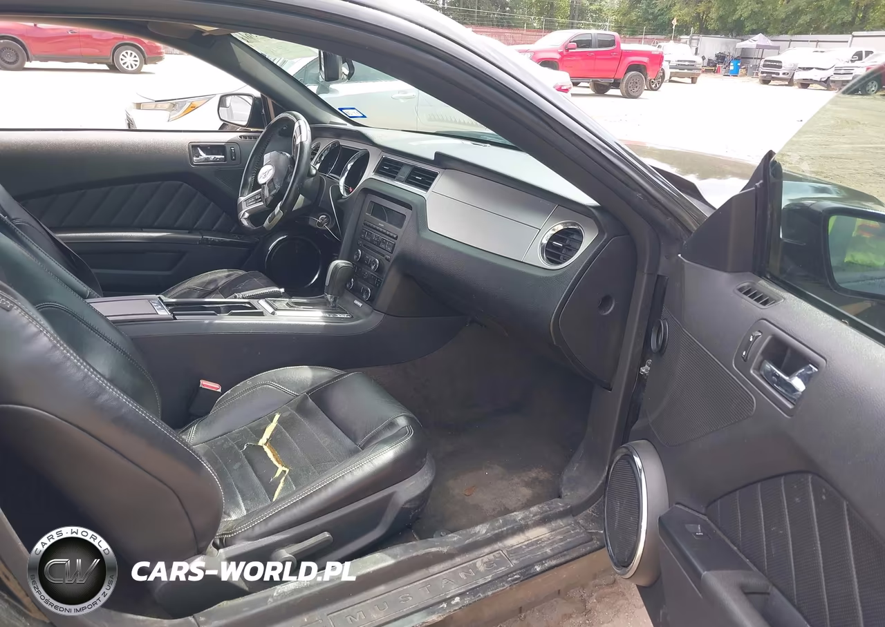 2014 Ford Mustang V6 Premium VIN:1ZVBP8AM9E5310952 - 5