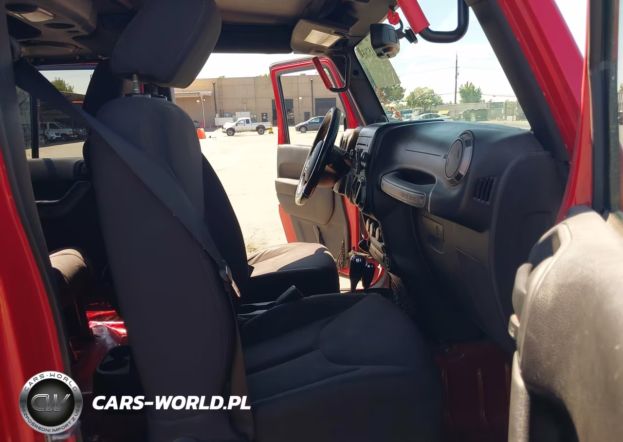 2013 Jeep Wrangler Unlimited Sport VIN:1C4BJWDG3DL673806 - 5