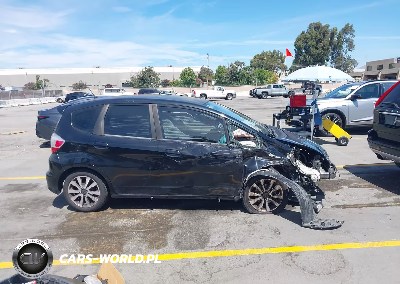2013 Honda Fit Sport VIN:JHMGE8H56DC072838 - 14